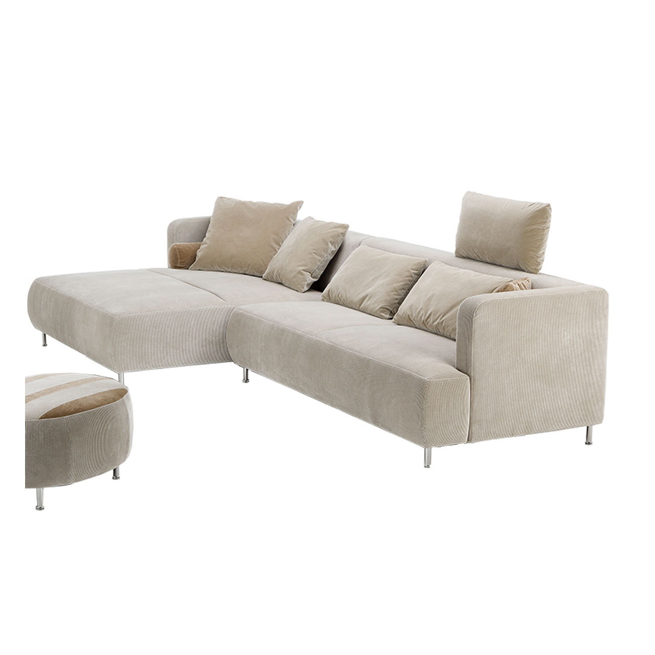 Garnitur bestehend aus einem Anstellsofa und einem breiten Longchair. Am Anstellsofa wurde eine Kopfstütze angebracht. Die Kombination ist in einem beigen Stoff bezogen.