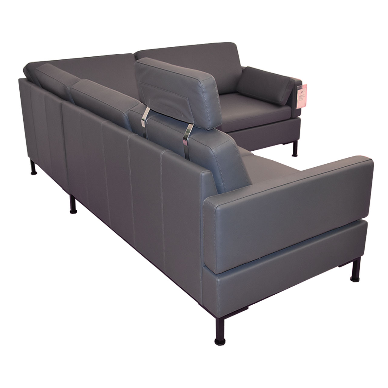 Rückansicht: Eckgarnitur in grau-braunem Leder mit Winkelfüßen schwarz pulverbeschichtet.