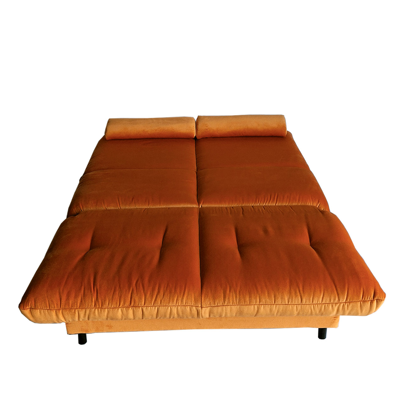 Schlafsofa in orangenem Velourstoff mit zwei schmalen Kissen zur Liegefläche ausgezogen.