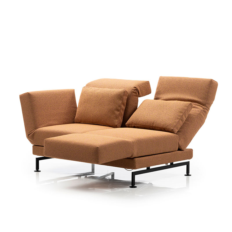 Sofa in hellbraunem Stoff. Der rechte Sitzplatz ist zur Relaxposition umgeschwenkt.