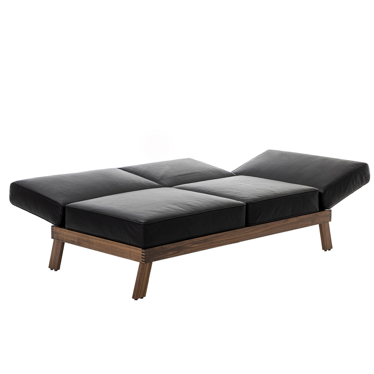 Openend der Serie brühl lofoten Lounge in schwarzem Leder. Das Untergestell ist in Eiche dunkel. Armlehne und die Rückenlehnen sind vollständig waagrecht abgesenkt.