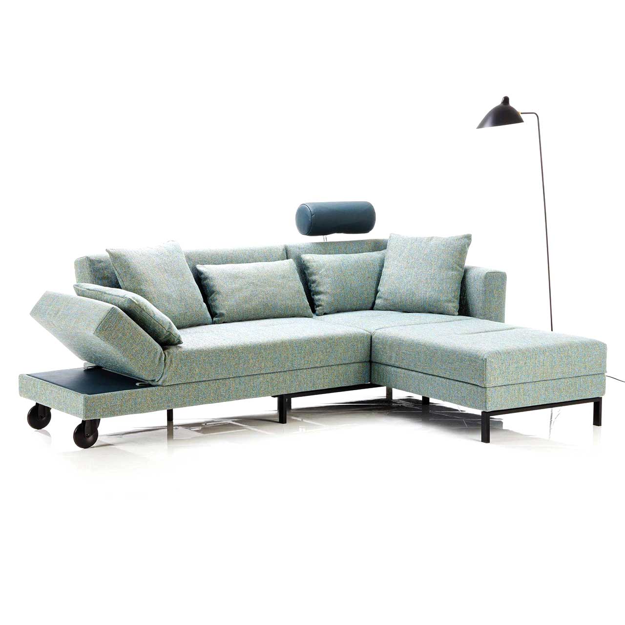 Eckgarnitur in hellgrünem Stoff mit schwenkbarem Longchair links.