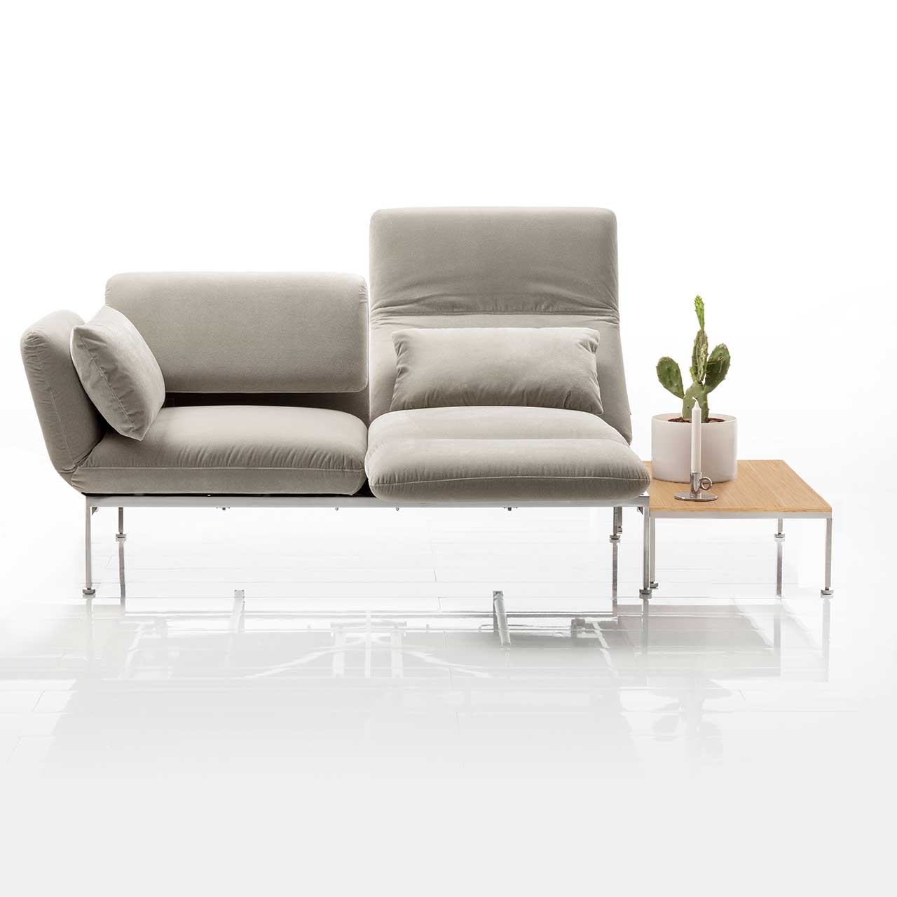 Sofa der Serie roro small classic mit Zusatztisch rechts in Eiche hell.