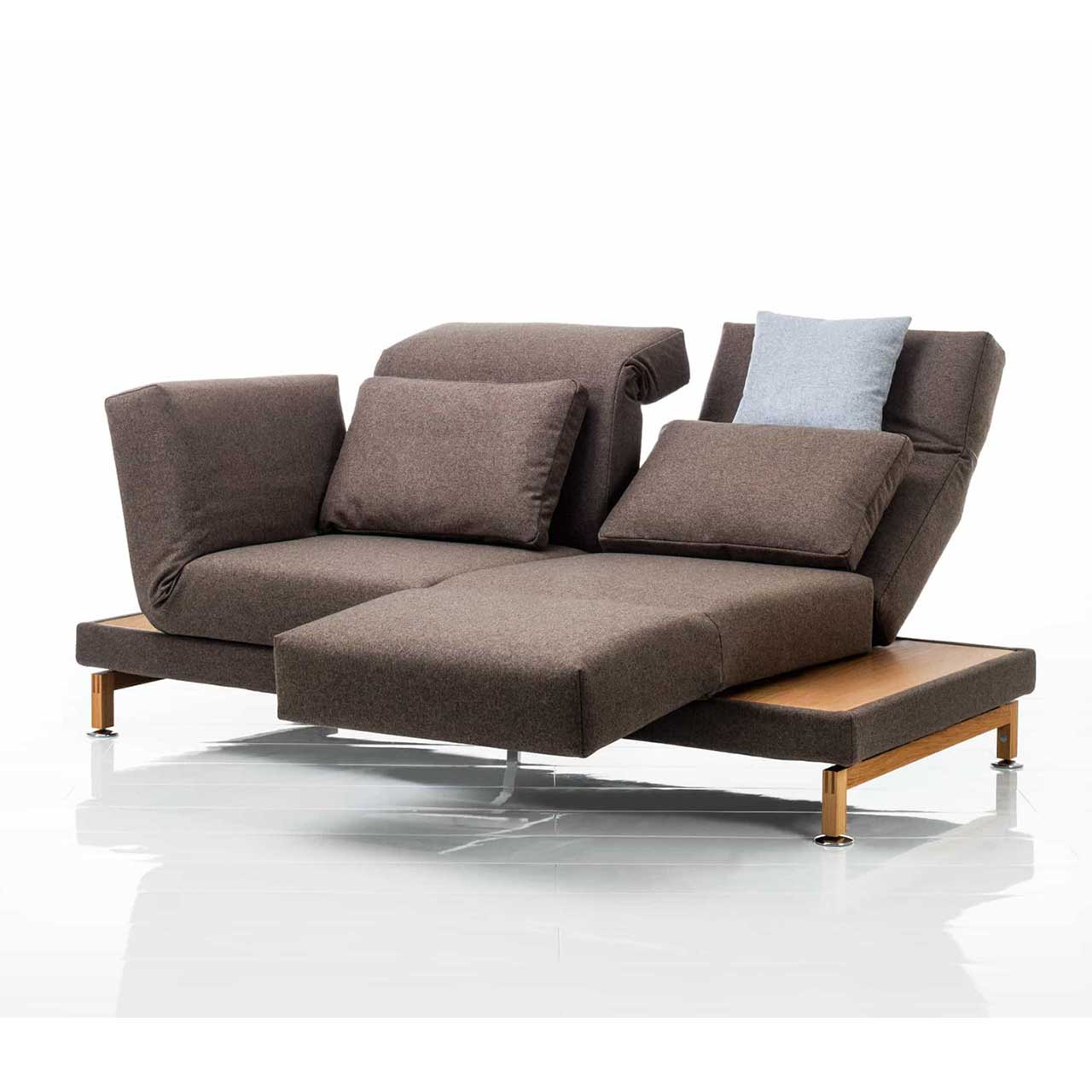 Braunes Sofa mit Ablegeflächen rechts und links der Armlehnen. Die linke Armlehne ist vorgeschwenkt, die linke Rückenlehne halb abgesenkt.