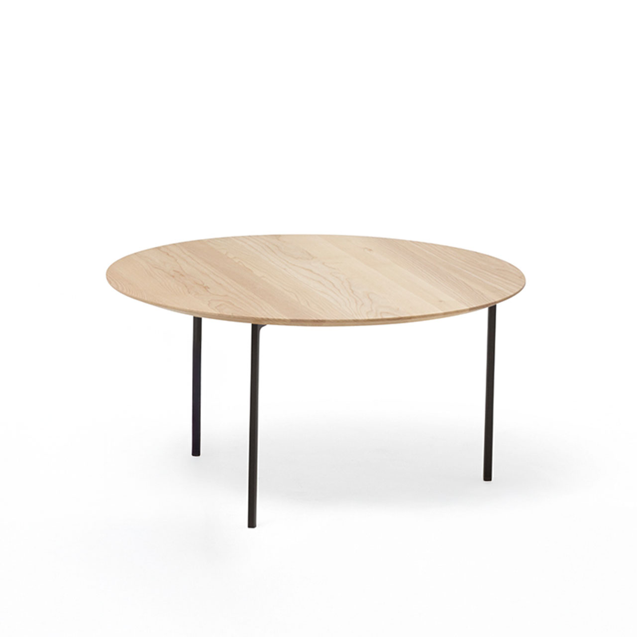 Runder Couchtisch mit Platte aus hellem Holz und schmalen Metallfüßen