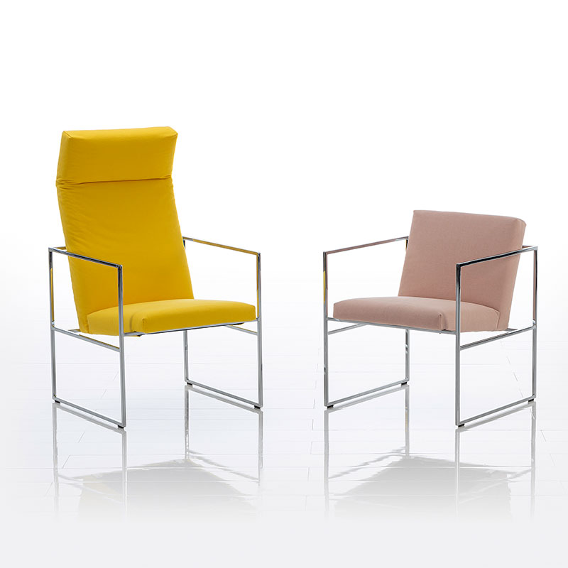 Ein Hochlehnsessel und ein Sessel mit niedriger Rückenlehne. Der Rahmen beider Sitzmöbel ist aus Edelstahl, das Design ist minimalistisch und geradlinig.