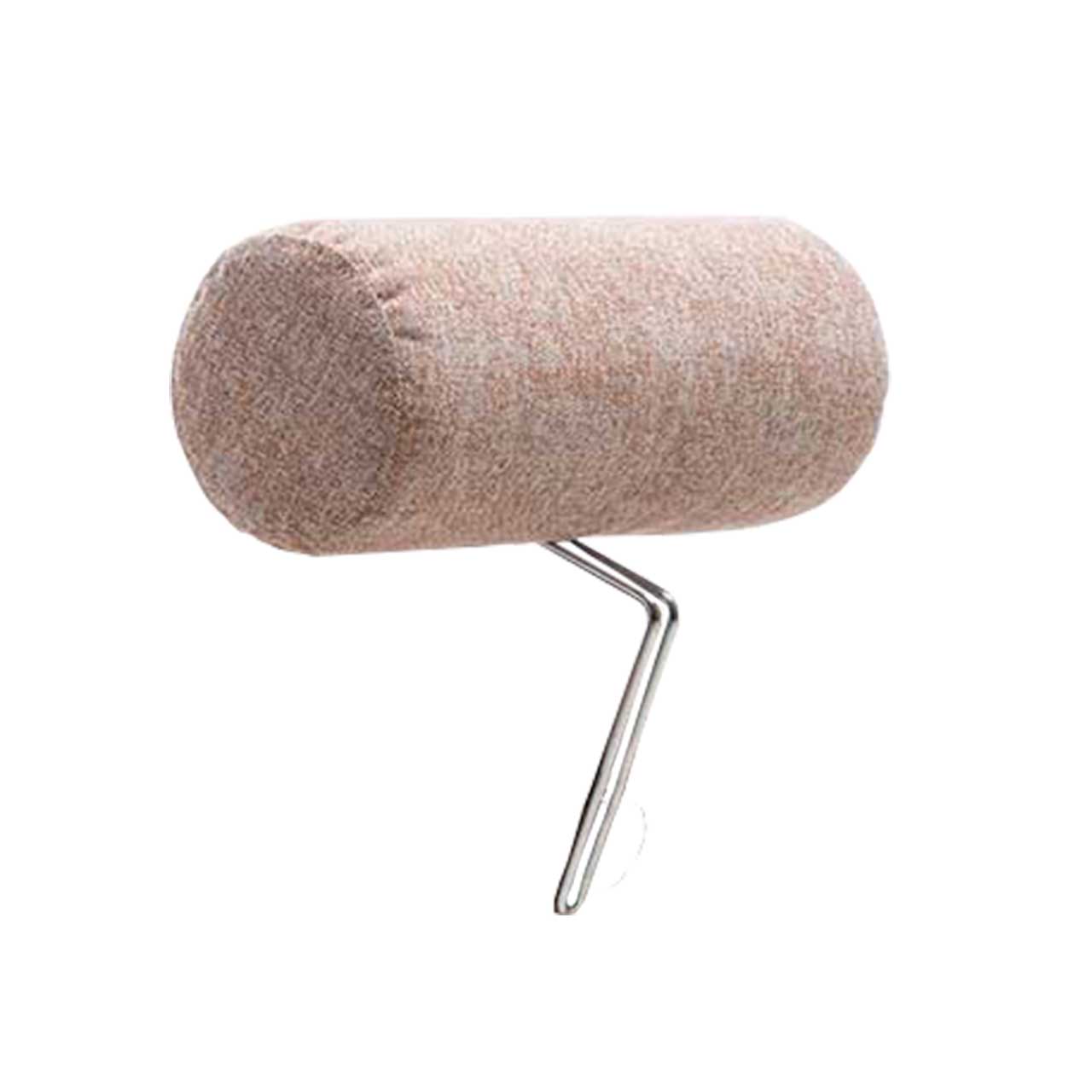 Kopfstütze mit zylindrischem Kissen in hellem braun. Die Kopfstütze wird mit einer chrom glänzenden Halterungen am Sofa befestigt. 