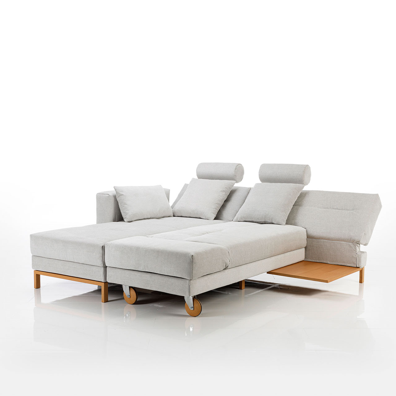 Eckgarnitur. Der Longchair wurde umgeschwenkt und steht parallel zum Anstellsofa, so dass eine Liegefläche entsteht.