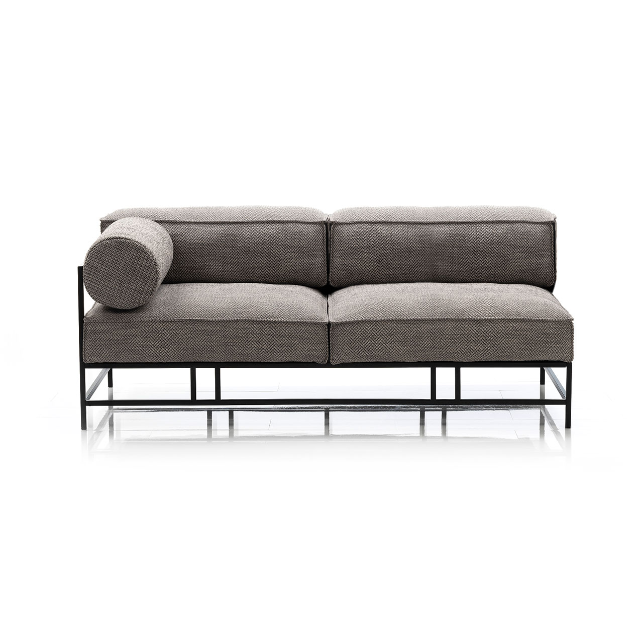 Openend mit Armlehnrolle in grauem Stoff und mit schwarzem Metalluntergestell.