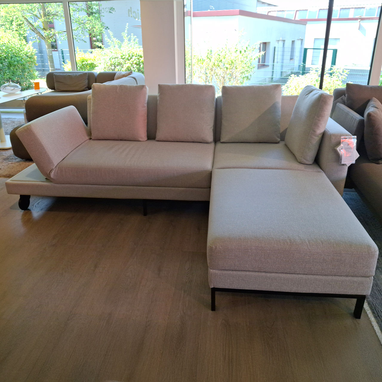 Beiges Ecksofa mit Recamiere rechts.