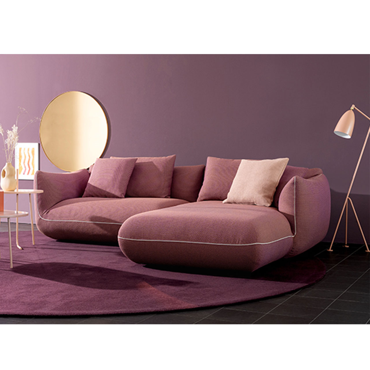 Milieubild des Sofas mit einem lila Bezug in einem Wohnzimmer