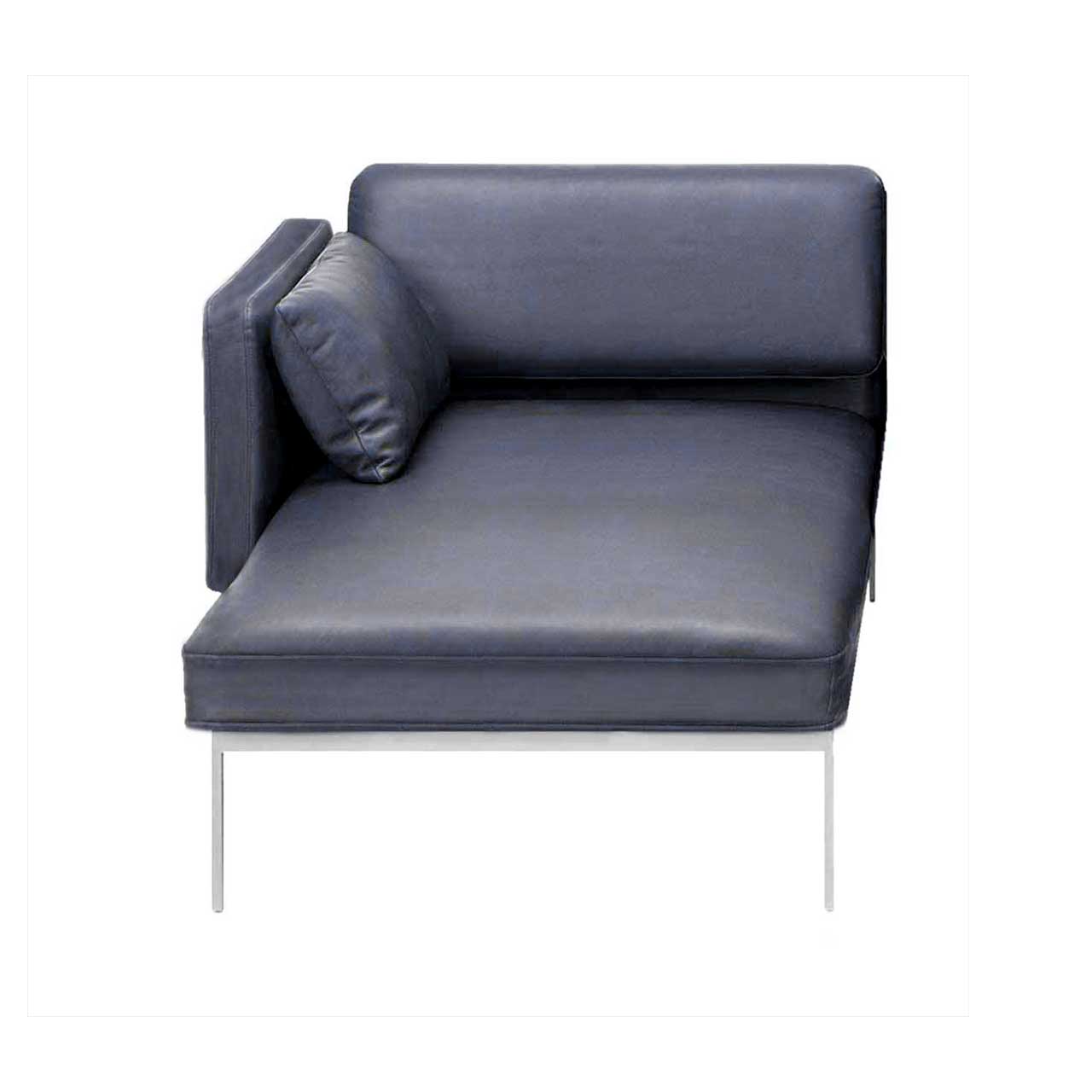 Der Longchair der Serie brühl roro medium spring mit verschiebbarer Armlehne links in schwarzem Leder.