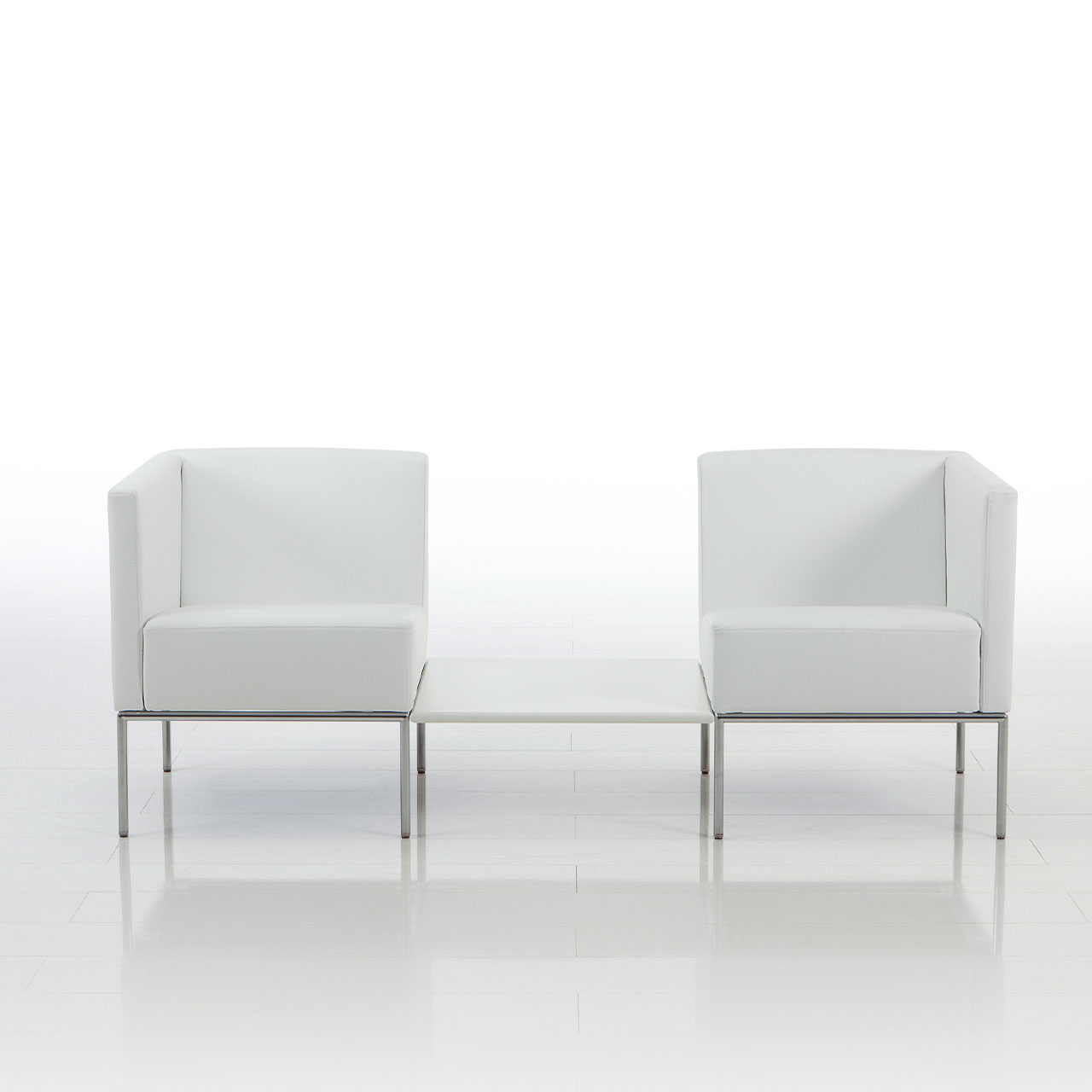 Gerade Sitzgruppe von brühl add1 bestehend aus zwei Sesseln in weißem Stoff. Die Sessel sind durch ein quadratisches Tablars miteinander verbunden.