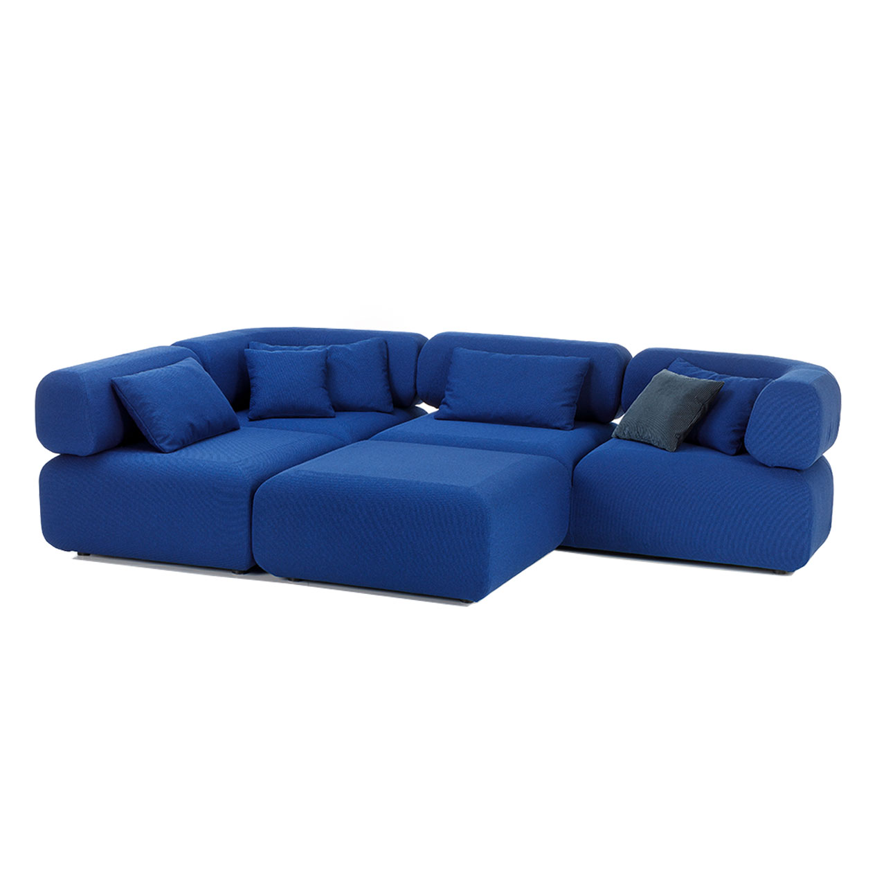 Eine blaue Eckgarnitur aus zwei Openends mit langer Armlehne wurde um einen blauen Hocker ergänzt.