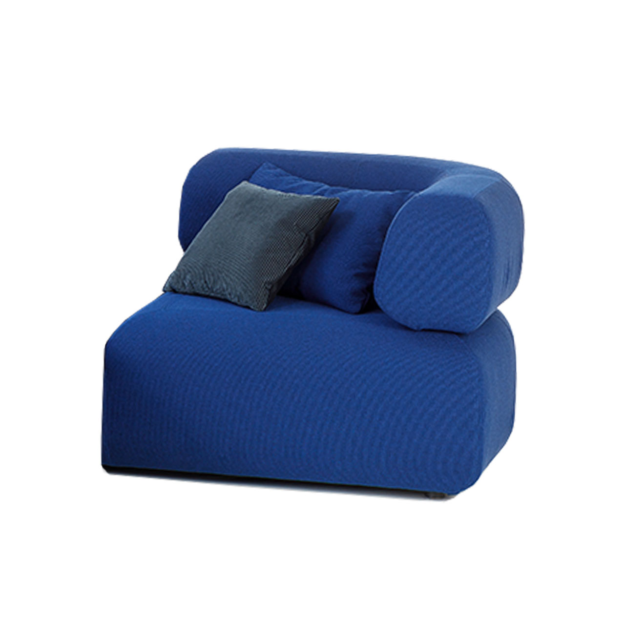 Ein Anstellelement in blauem Stoff mit umschließender langer Armlehne auf der rechten Seite.