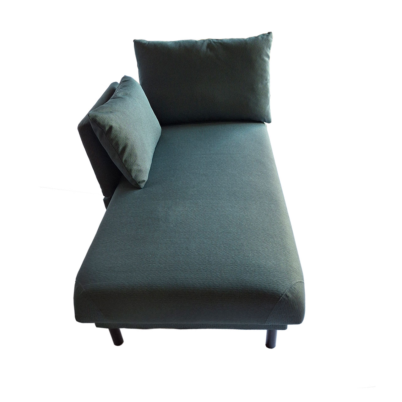 Recamiere der Serie tam von brühl in dunkelgrünem Stoff mit verschiebbarer Armlehne links und zwei Kissen.