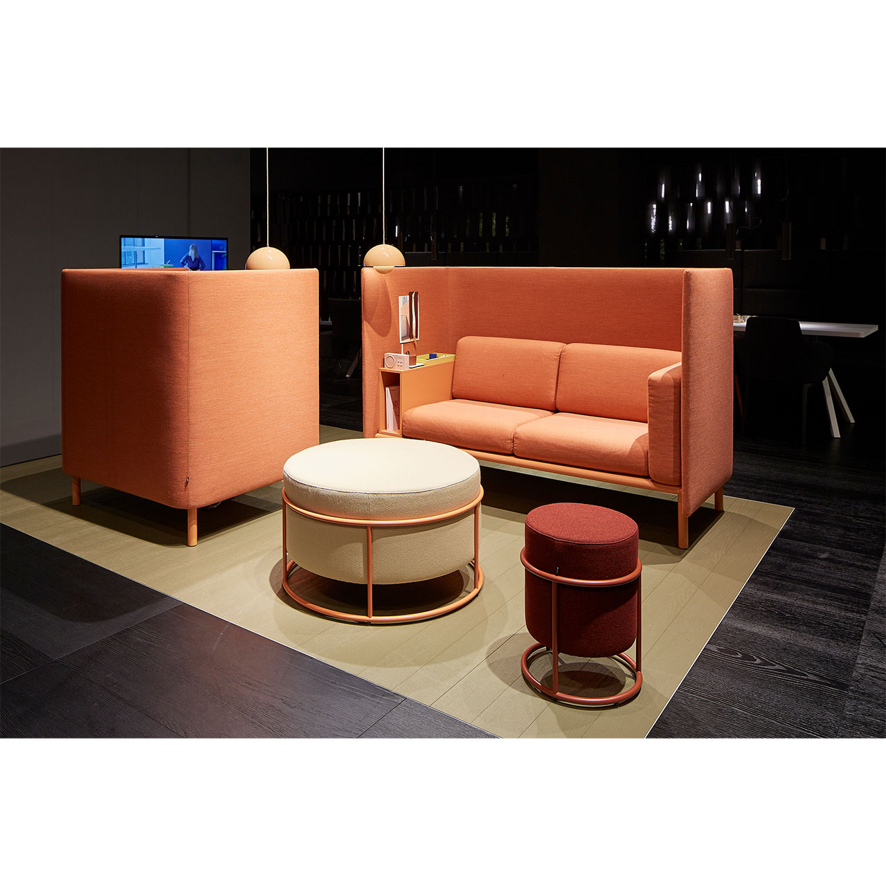 Der große und der kleine Hocker in Wohnzimmeratmosphäre