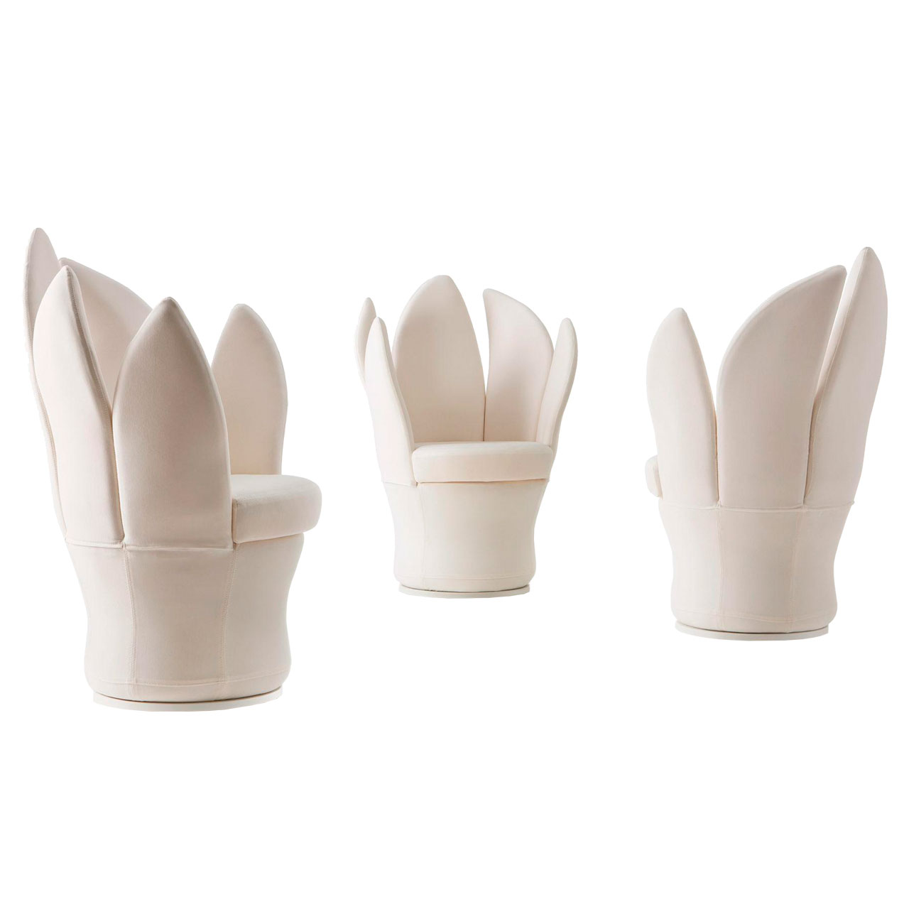 Drei Sessel in creme-farbenem Leder . Die Sessel haben eine runde Sitzbasis und einen weißen Drehteller. Die Arm- und Rückenlehnen bestehen aus je fünf blattartige Elementen, so dass sie an Blüten erinnern.