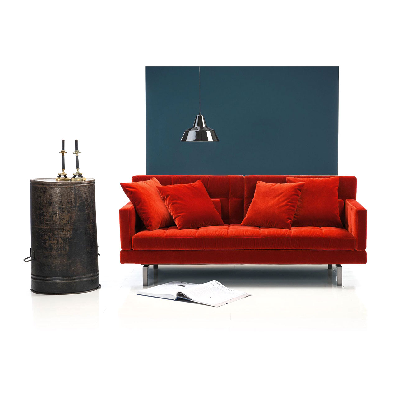 Rotes Sofa mit schmalen, halbhohen Armlehnen.