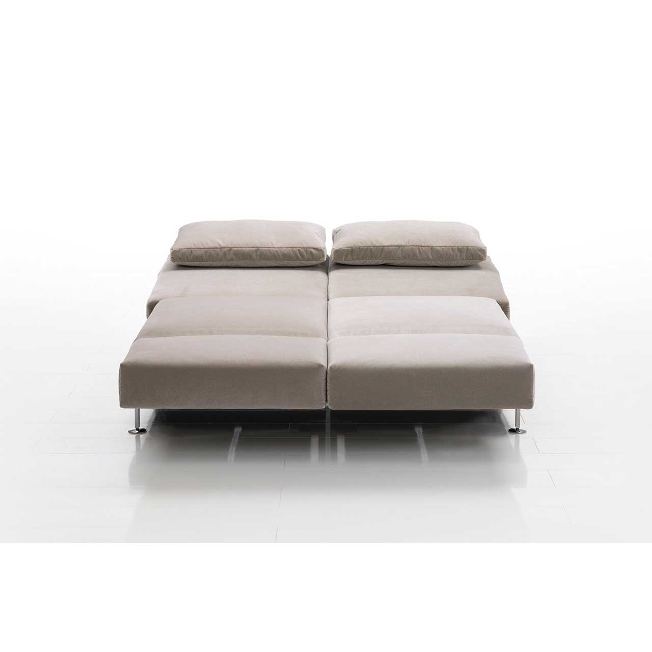 Cremeweißes Stoffsofa. Die Armlehnen sind vorgeschwenkt, die Rückenlehnen komplett abgesenkt, so dass eine Liegefläche entsteht.