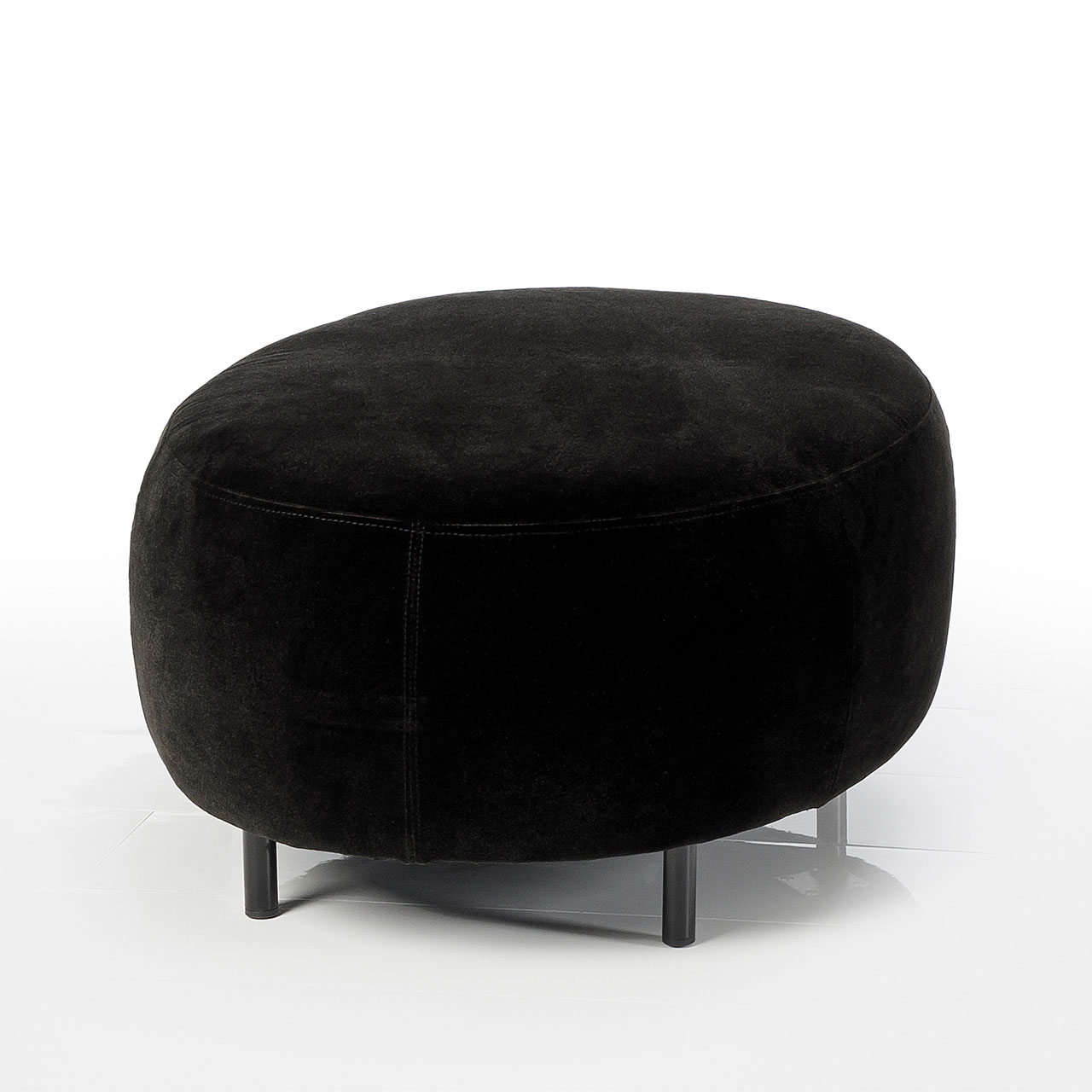 Ovaler Hocker mit schwarzen Metallfüßen. Die Sitzfläche ist in einem schwarzen Stoff gearbeitet.