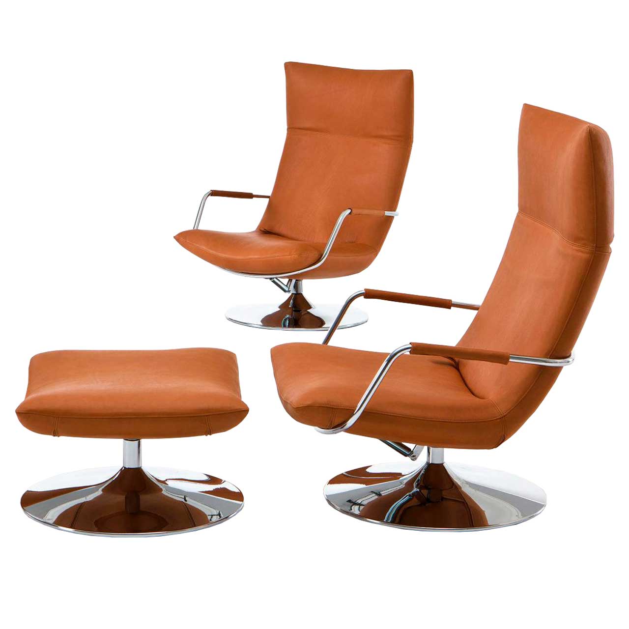 Zwei Drehsessel sowie ein Hocker in rotbraunen Leder. Beide Sessel haben Armlehnen in chrom glänzenden Metall. Sessel und Hocker stehen auf einem chrom glänzenden Drehteller.
