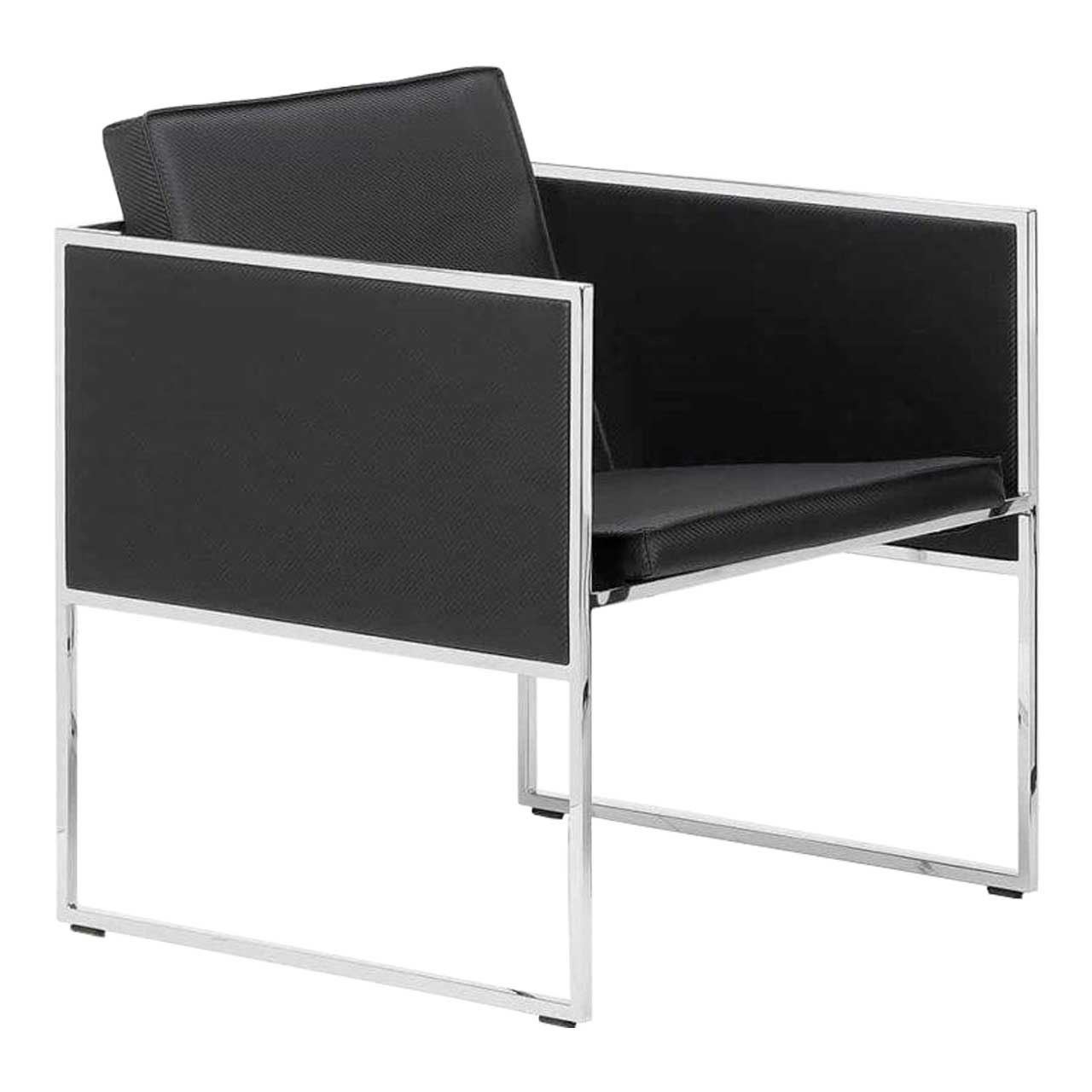 Filigraner Sessel mit chrom glänzendem Untergestell und mit schwarzem Leder bezogen. Die Seiten sind geschlossen. 