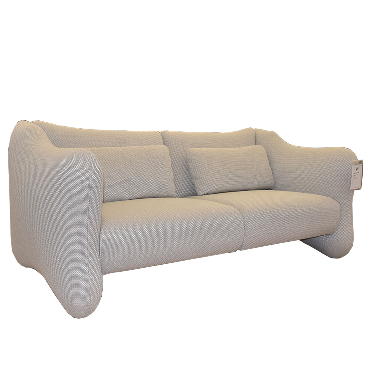 Sofa mit zwei Sitzplätze in hellbraunem Stoff. 