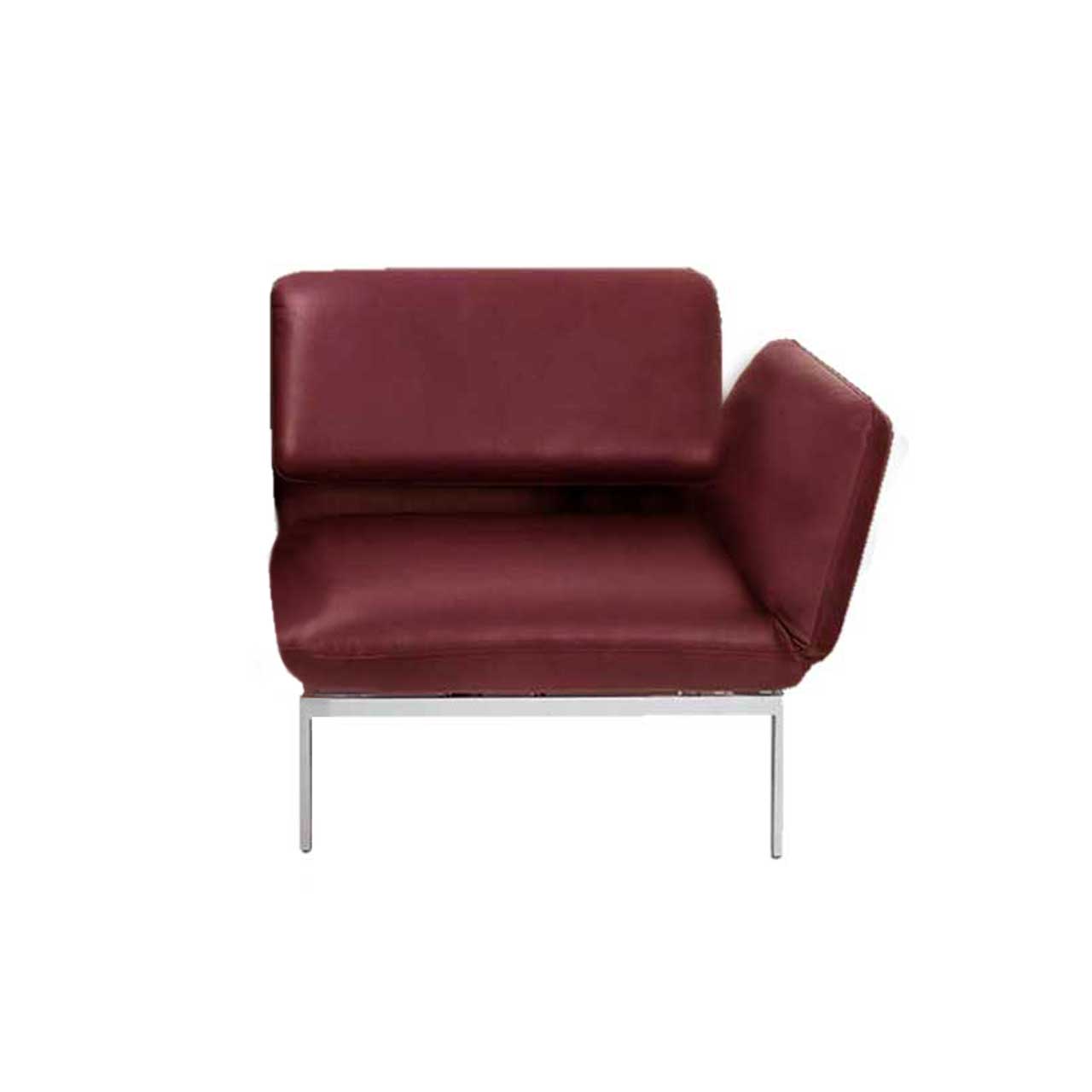 Der Multifunktionssessel der Serie roro small classic mit einer Armlehne rechts in rotbraunem Leder.