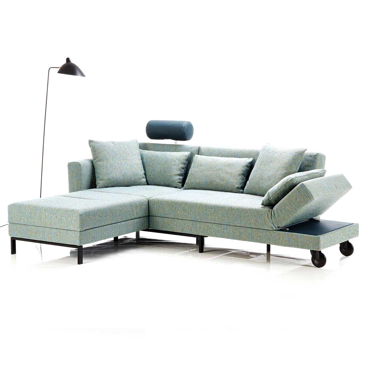 Eckgarnitur in hellgrünem Stoff mit schwenkbarem Longchair rechts.