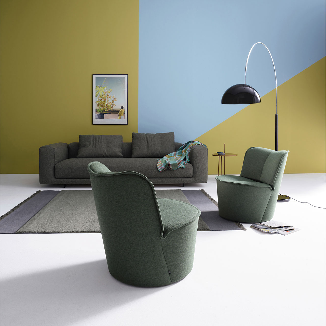 Zwei Nenou-Sessel vor einer bodennahen Conseta in einem Wohnzimmer