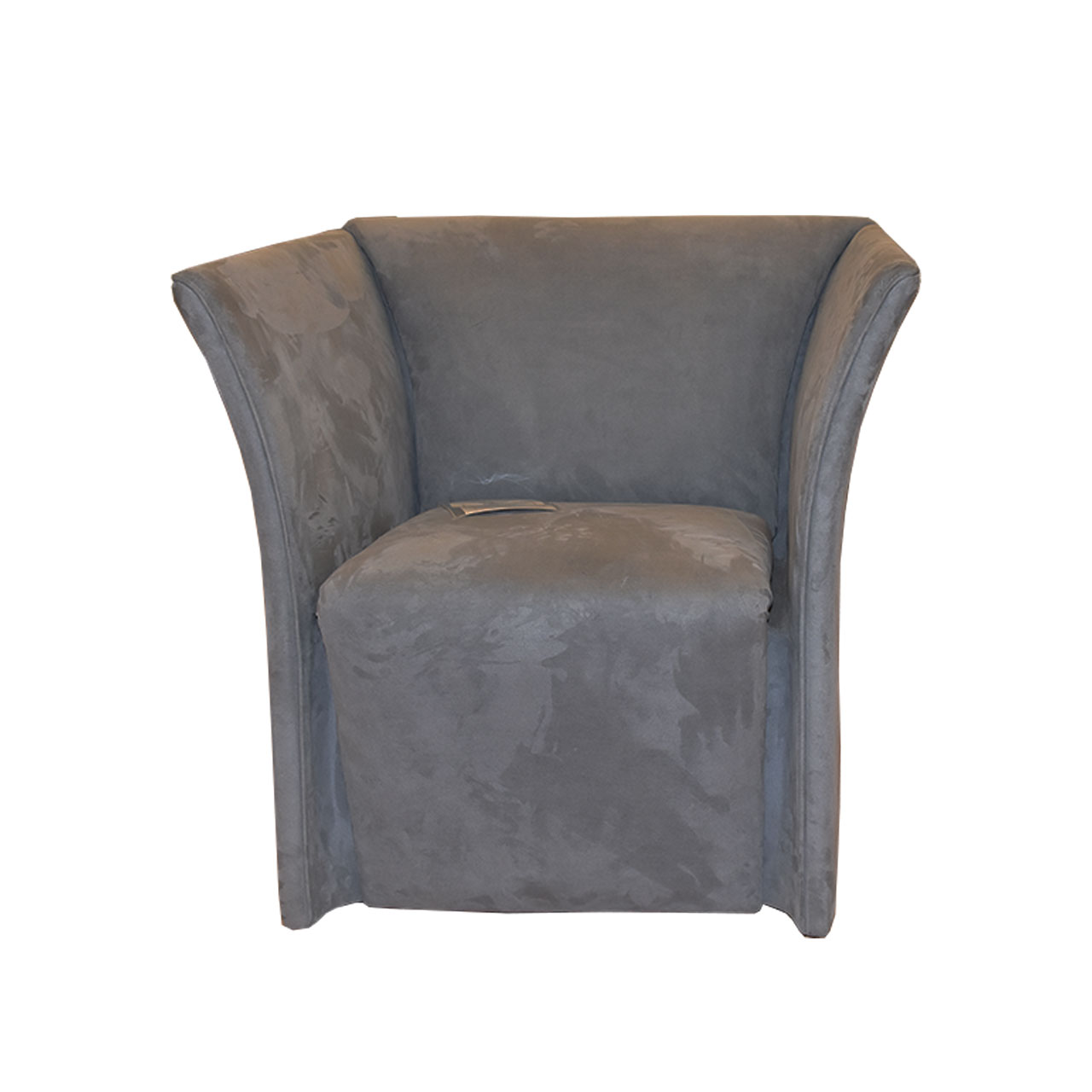 Sessel in grauem Stoff mit nach außen geschwungenen Armlehnen.