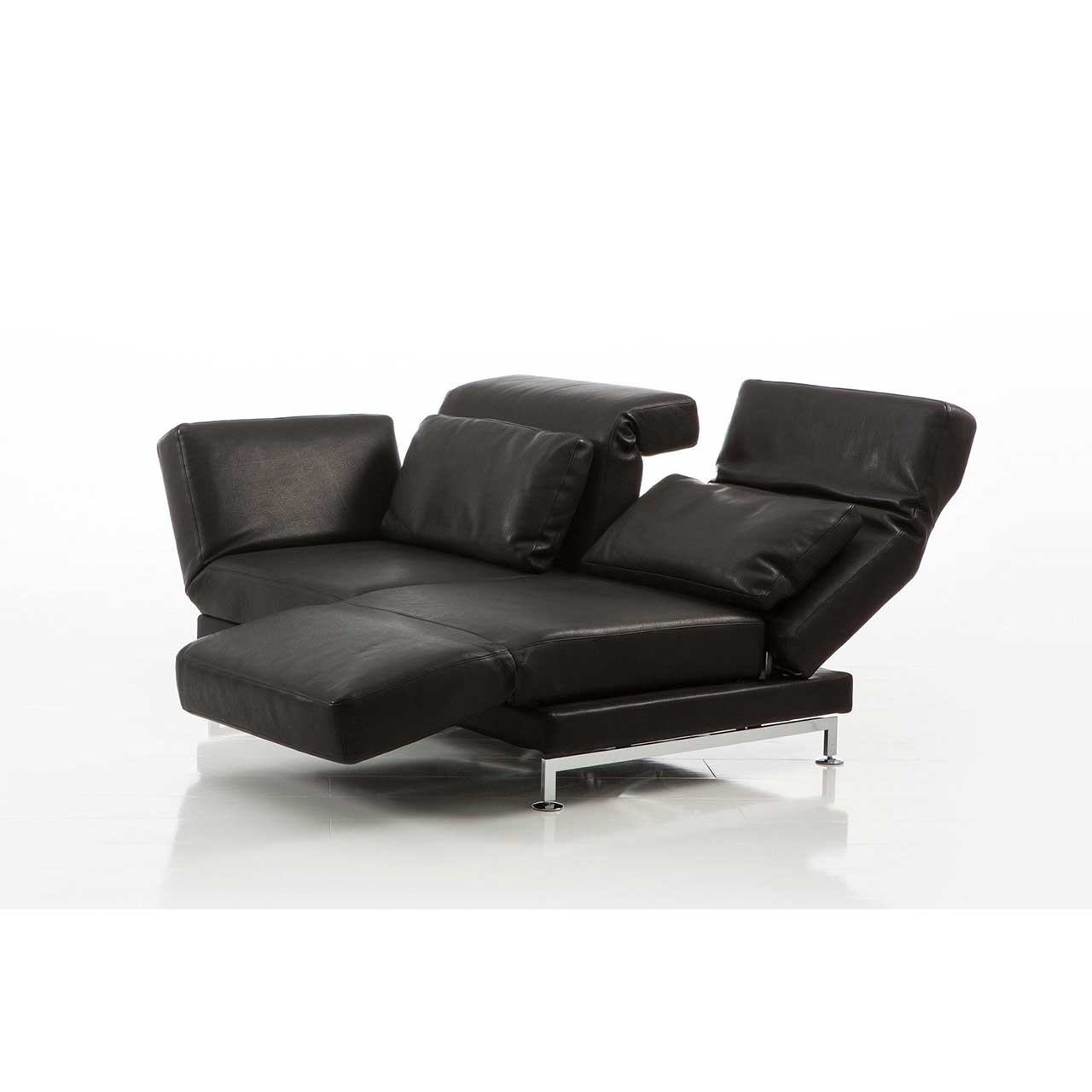 Schwarzes Ledersofa. Die rechte Armlehne ist vorgeschwenkt, die rechte Rückenlehne halb abgesenkt.