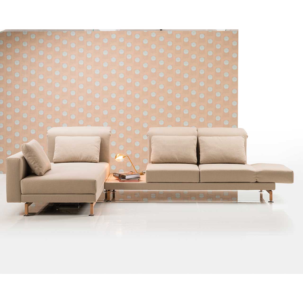 Eckgarnitur in hellbraunem Stoff mit Longchair links und mit Ablagefläche zwischen Longchair und Anstellsofa.