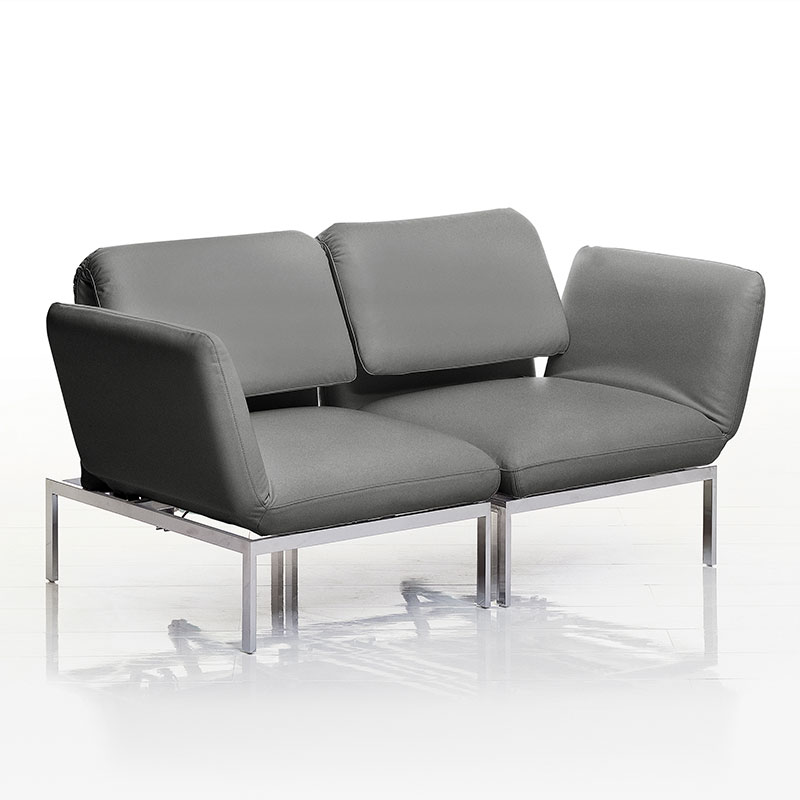 Zweisitziges Ledersofa mit chromfarbenem Metallgestell.