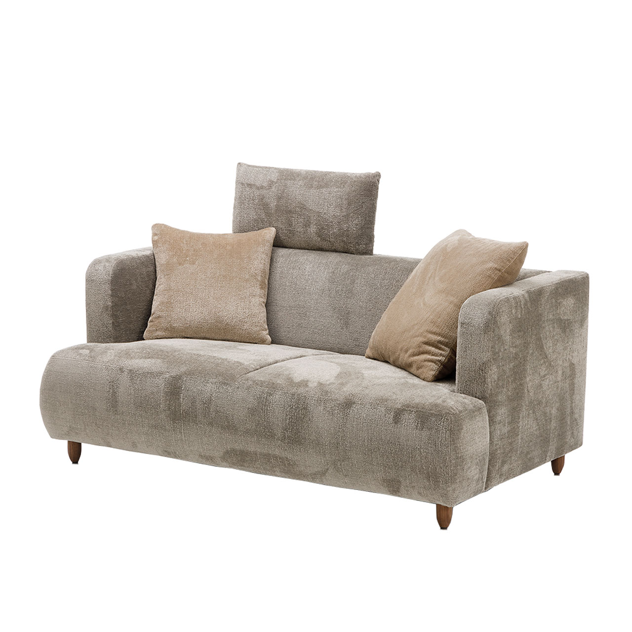 Hellbraunes Sofa. Am linken Sitzplatz wurde eine Kopfstütze an der Rückenlehne angebracht. Auf dem Sofa liegen zwei quadratische Kissen.