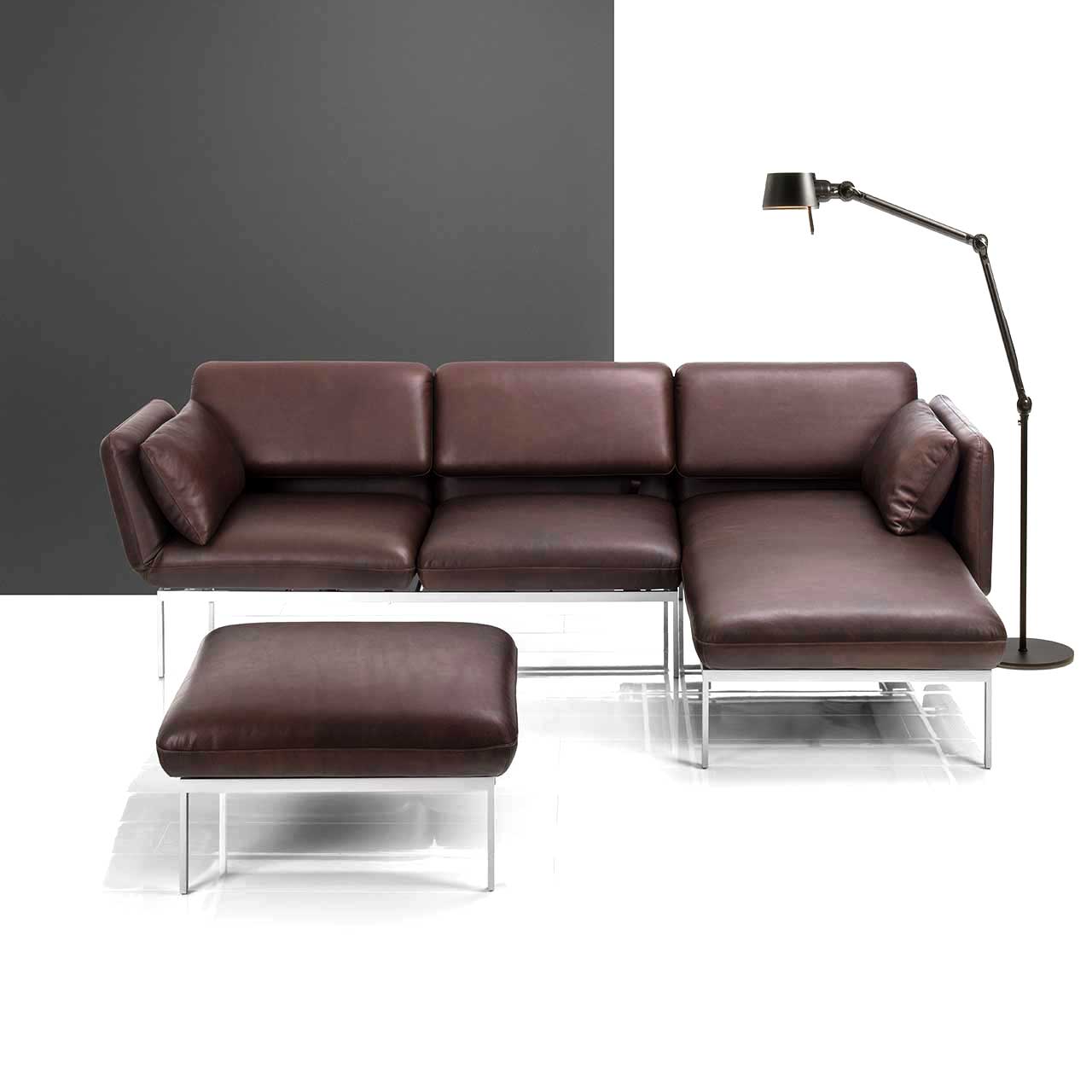 Eckgarnitur der Serie roro medium classic mit Longchair rechts und Anstellsofa links sowie passendem Hocker in braunem Leder.