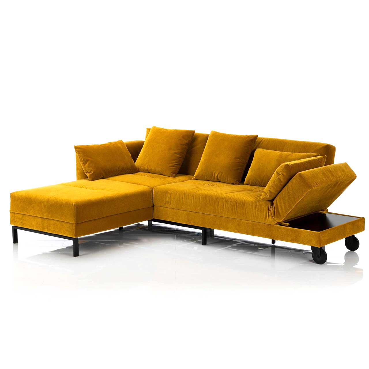 Eckgarnitur in gelbem Stoff mit schwenkbarem Longchair rechts.