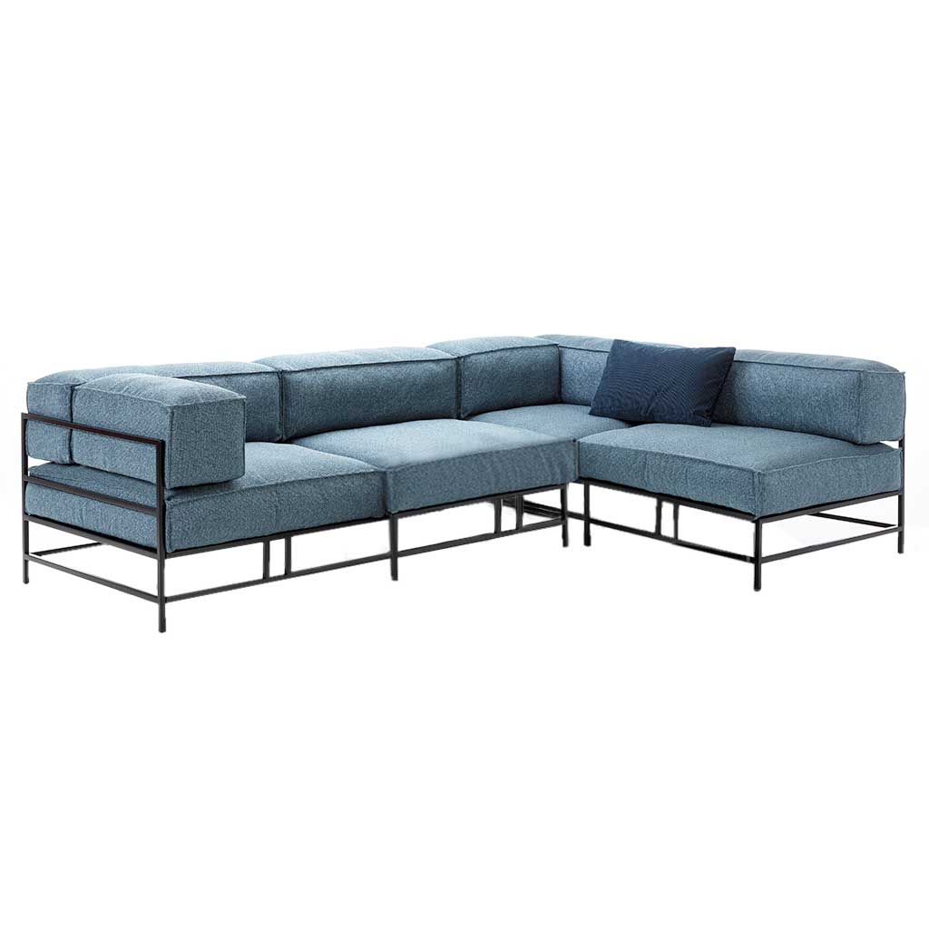 L-förmige Garnitur mit blauen Polstern und schwarzem Metallgestell. 