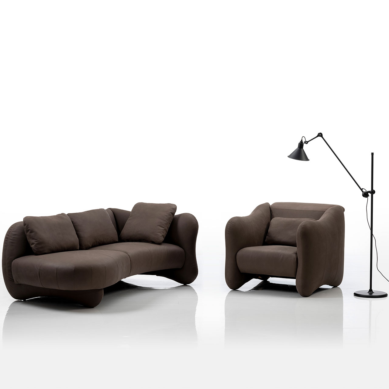 Braunes Openend. Daneben steht ein Sessel in passendem braun.