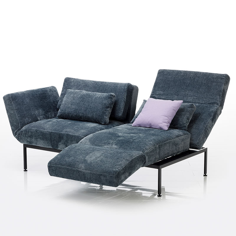 Sofa in dunkelblauem Stoff. Der rechte Sitzplatz ist zur Relaxposition umgeschwenkt.