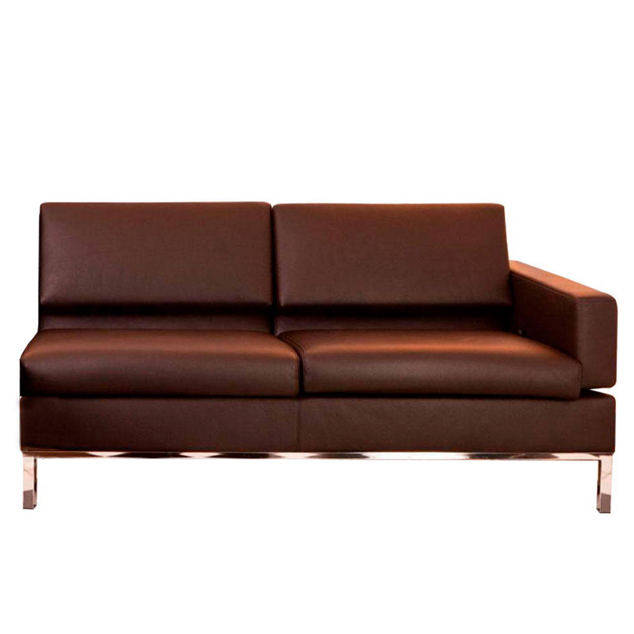 Dunkelbraunes Anstellsofa mit 3 Sitzplätzen. Die Armlehne befindet sich rechts.