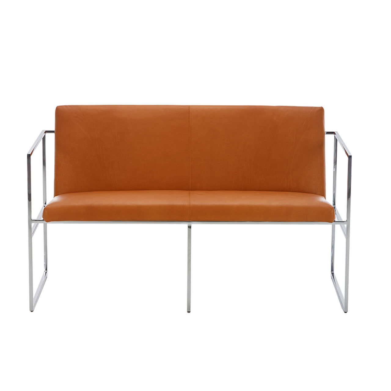 Ein graziles Sofa mit einem filigranen Untergestell aus chrom glänzenden Metall. Sitz- und Rückenfläche sind mit rotbraunem Leder bezogen.