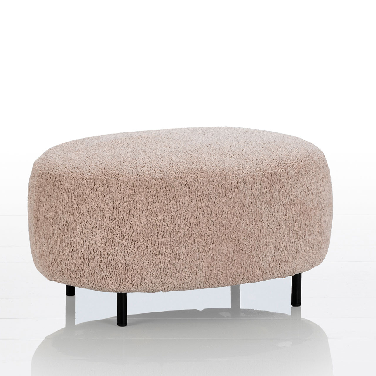 Ovaler Hocker mit schwarzen Metallfüßen. Die Sitzfläche ist in einem hellrosa Stoff gearbeitet.