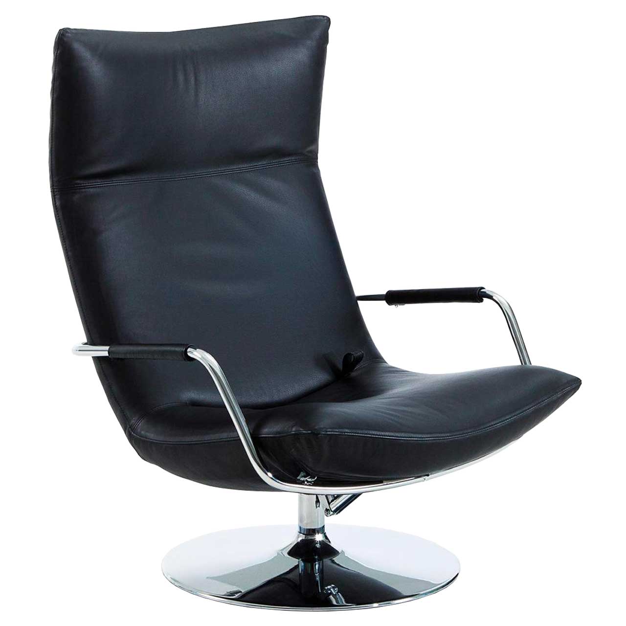 Drehsessel mit Armlehnen aus chrom glänzenden Metall. Der Sessel ist mit einem schwarzen Leder bezogen. Der Sessel steht auf einem ebenfalls chrom glänzenden Drehteller.