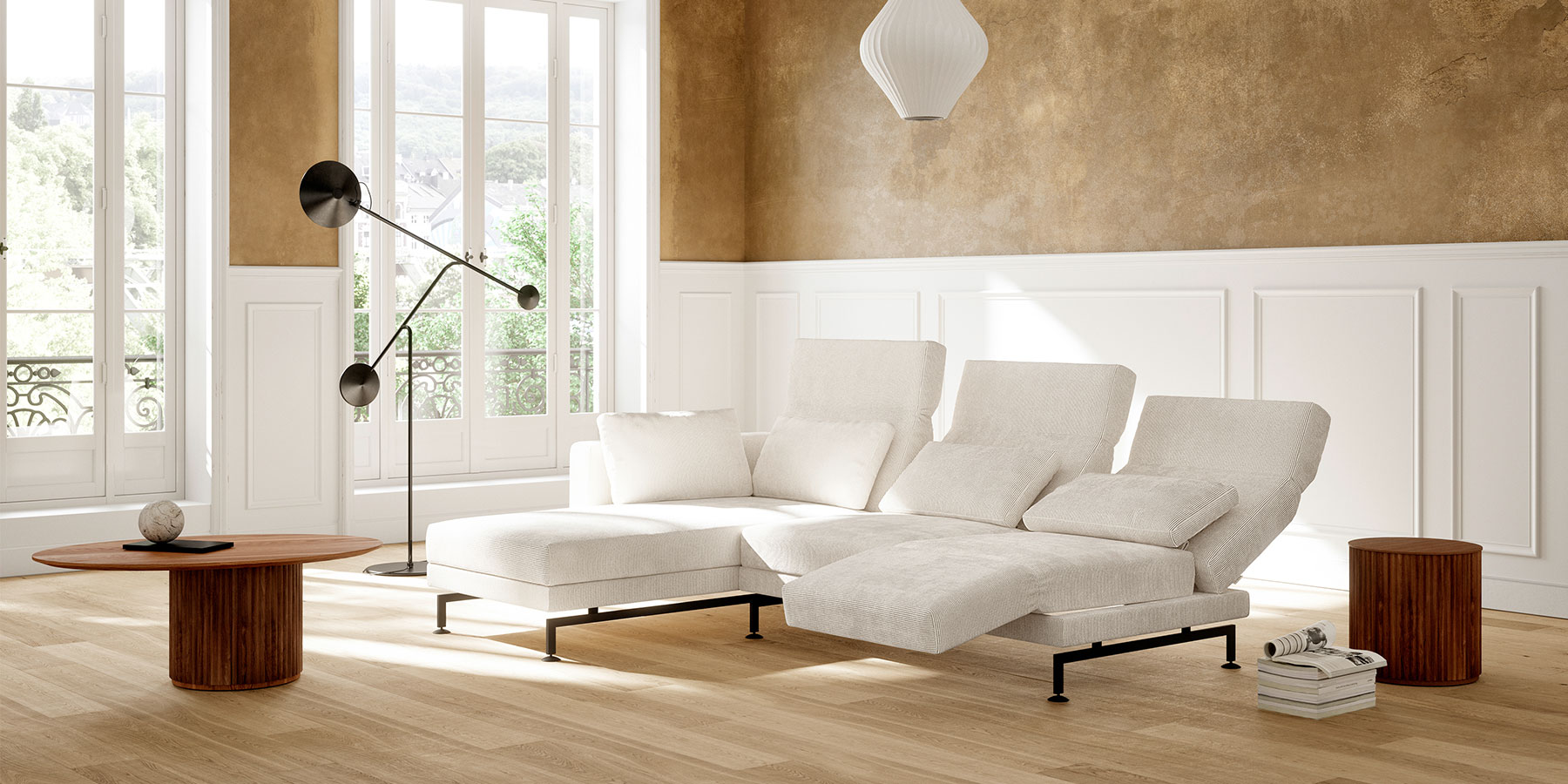 Polstergarnitur bestehend aus einer Liege und einem Anstellsofa. Der Bezug ist aus weißem Stoff, die Rückenlehnen sind leicht abgesenkt.