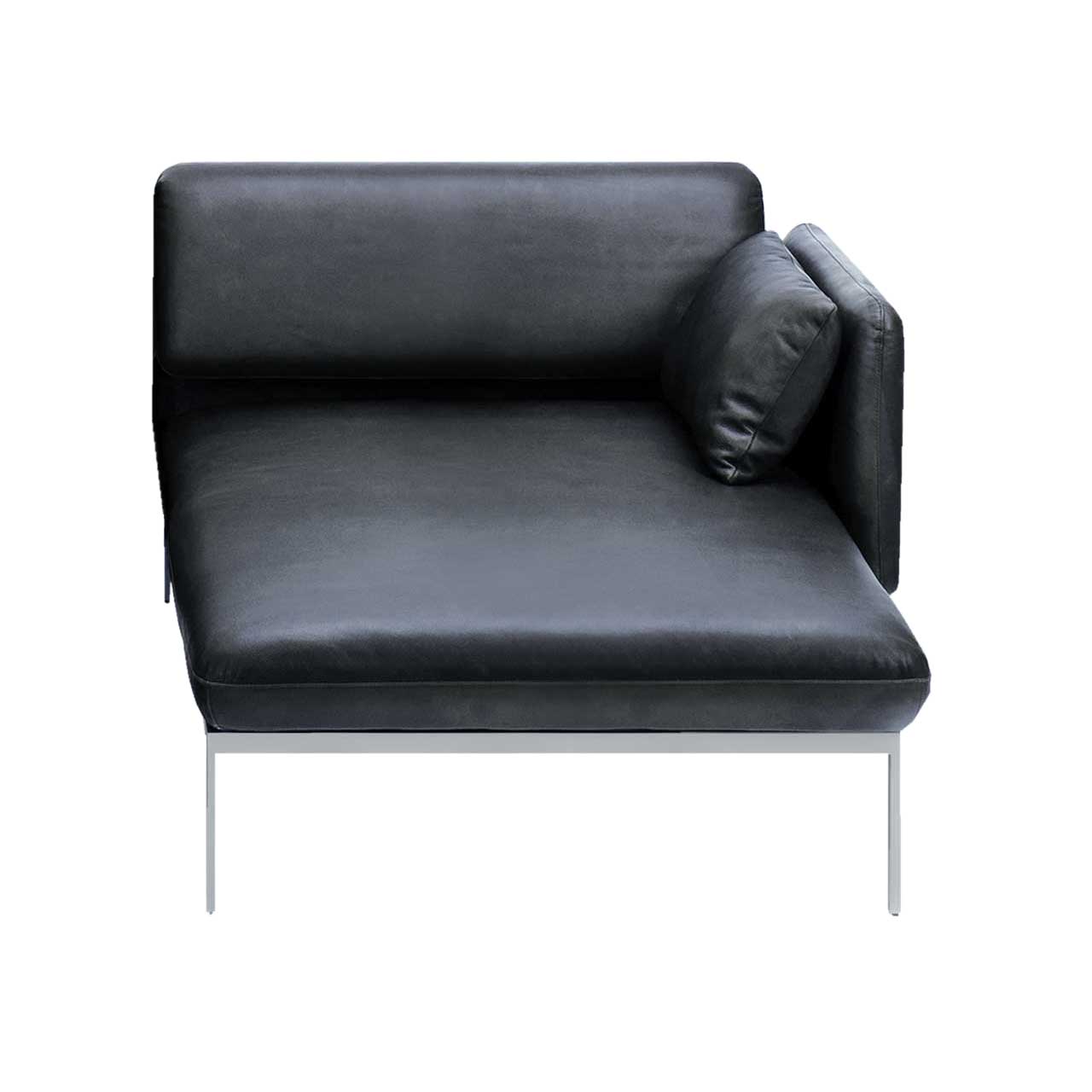 Der Longchair der Serie roro medium classic von brühl mit verschiebbarer Armlehne rechts in schwarzem Leder.