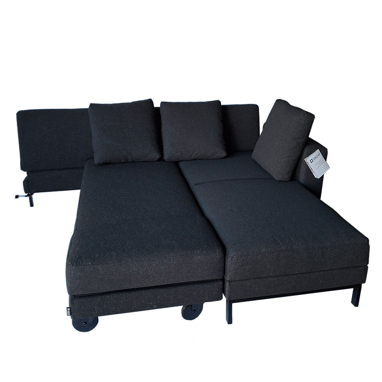 Schwarzes mit Stoff bezogenes Ecksofa mit Recamiere rechts und Drehsofa links, umgebaut zu einer Schlaf- und Liegefläche.