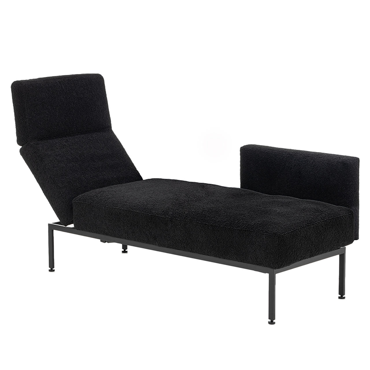 Schmaler Longchair der Serie roro small soft mit verschiebbarer Armlehne rechts in schwarzem Stoff. Armlehne nach vorne geschoben, Rückenlehne abgesenkt.