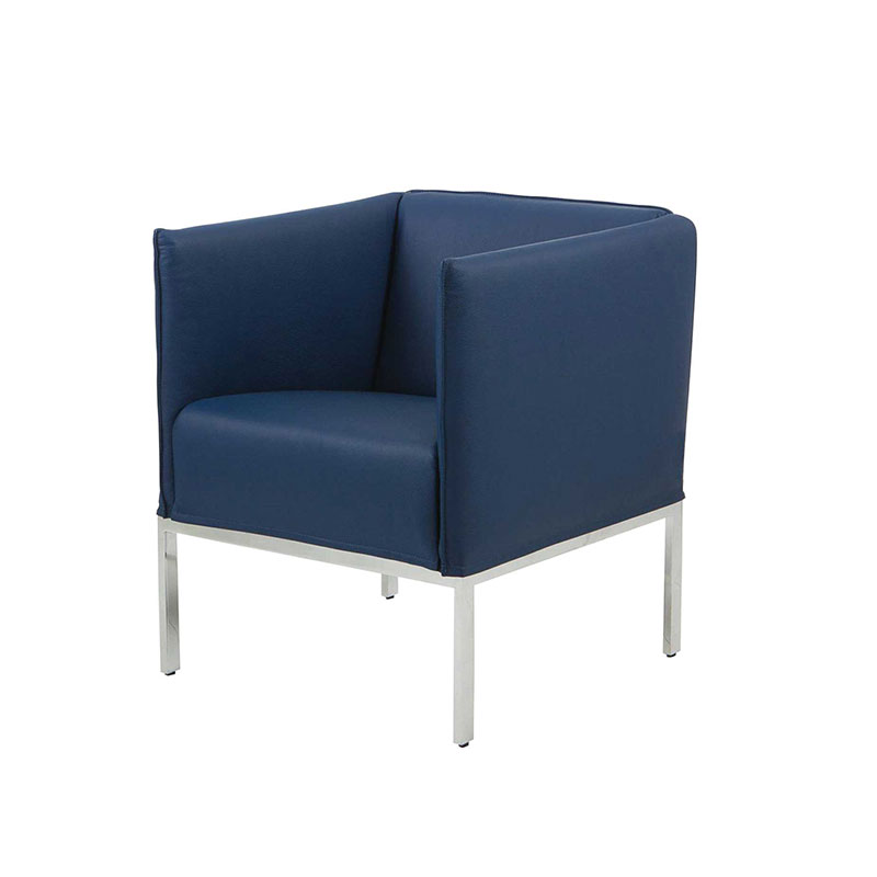 Einfacher, eleganter Sessel mit niedrigem Rücken. Arm- und Rückenlehne sind gleichhoch. Das Polster ist in dunkelblauem Leder bezogen. 